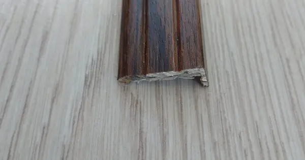 Árengedmény 2.5x1 cm öntapadós burkolatzáró famintás 180 cm 105-b