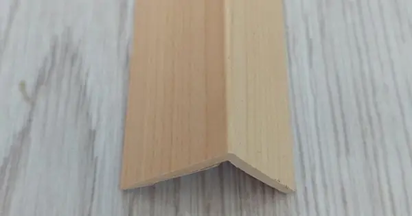 Szuper akció 2.5x2 cm öntapadós műanyag élvédő famintás 100 cm 88655