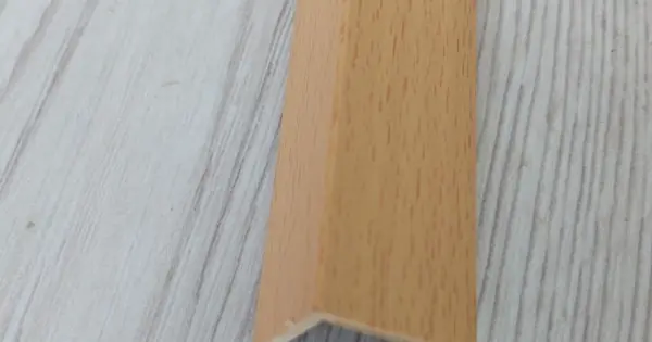 Olcsóbb 2.5x2 cm öntapadós műanyag élvédő famintás 100 cm 88656