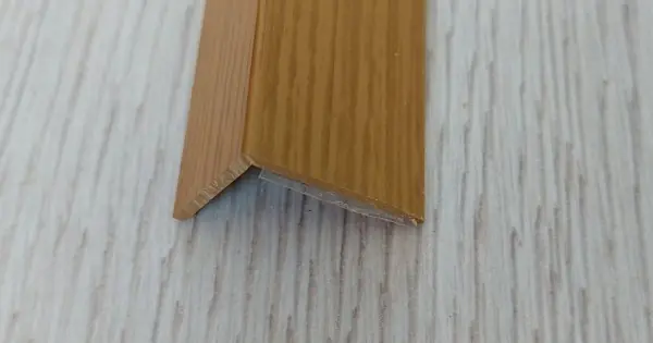2.5x2 cm öntapadós műanyag élvédő famintás 100 cm 88657 Legnépszerűbb
