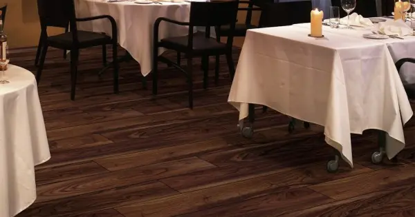 Szezonális akció Swiss Krono laminált padló Solid Noce Rubio 2562