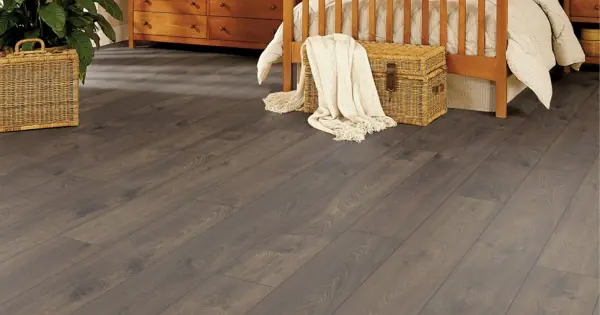 Árcsökkenés Swiss Krono laminált padló Sync Chrome Leysin Oak 2025